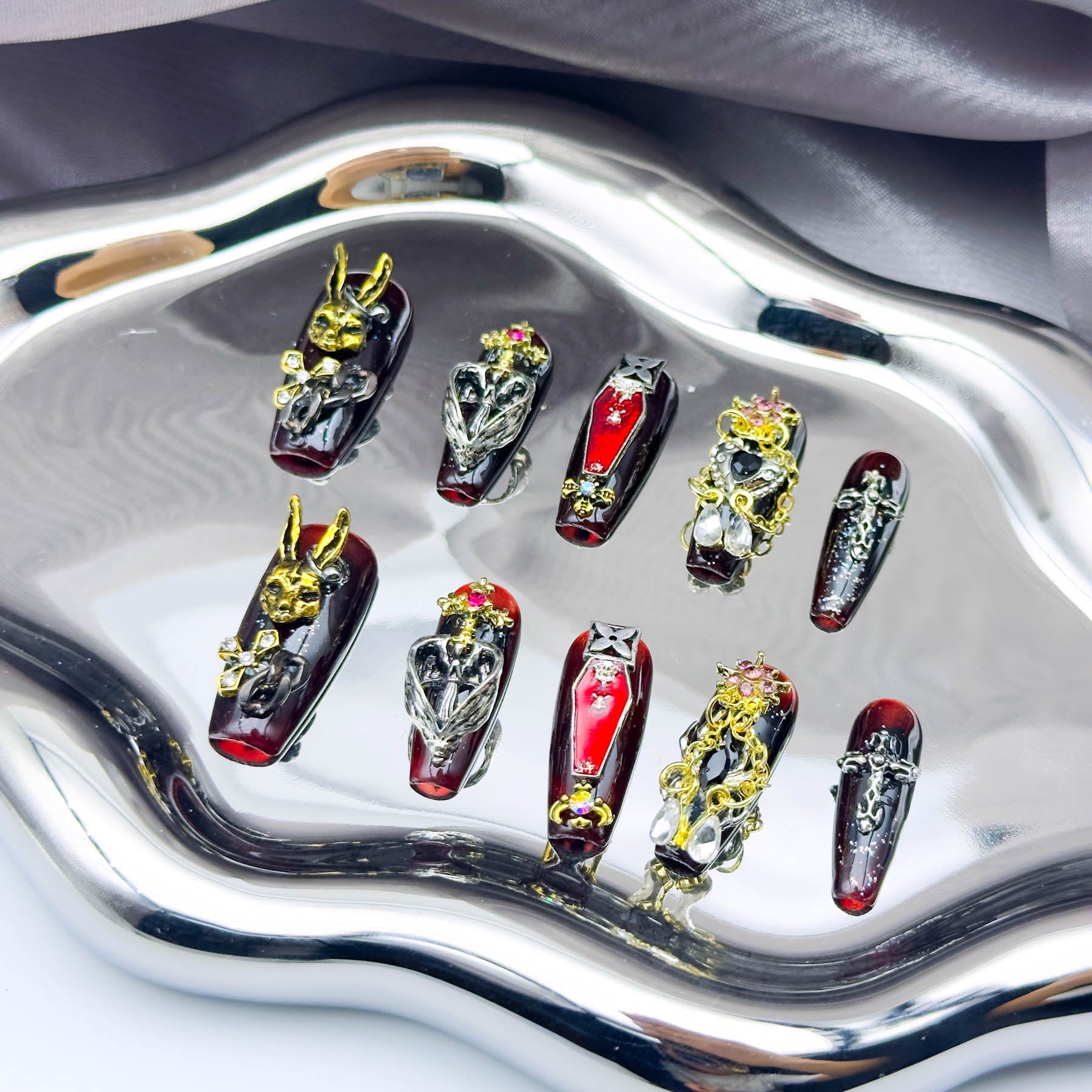 Baroque Majesty: Luxurious Press-On Nails with Ornate Golden Accents